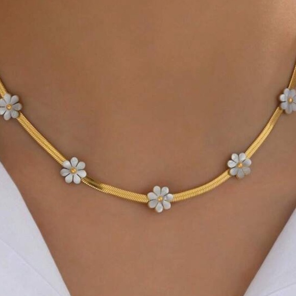 18k Gold Plated Stainless Steel Flat Snake Chain Necklace With 5 White Flower - Picture 3 of 5